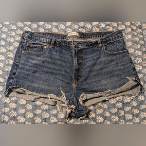 Abercrombie & Fitch The Mom Short High Rise Distressed Cut Offs sz 36/22